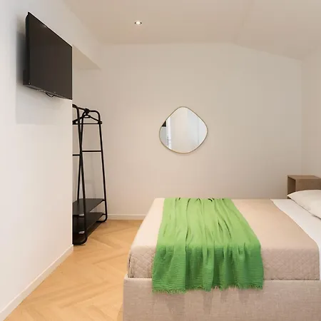 Exclusive Violet - Center - Station * Como
